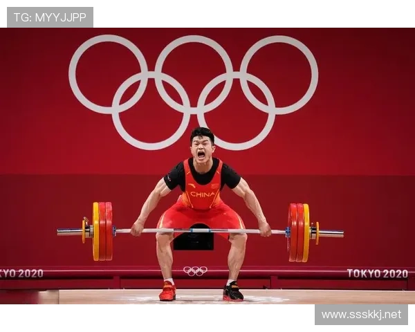 石智勇训练完顺手拎走两袋米，教练说他家冰箱比健身房还满