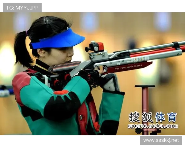 杜丽街拍像隔壁姑娘，车牌一看瞬间收起笑容