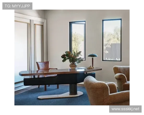 德文·布克私人豪宅那厨房，比我家餐厅还讲究，真是别人的生活隔着屏幕都闪瞎！