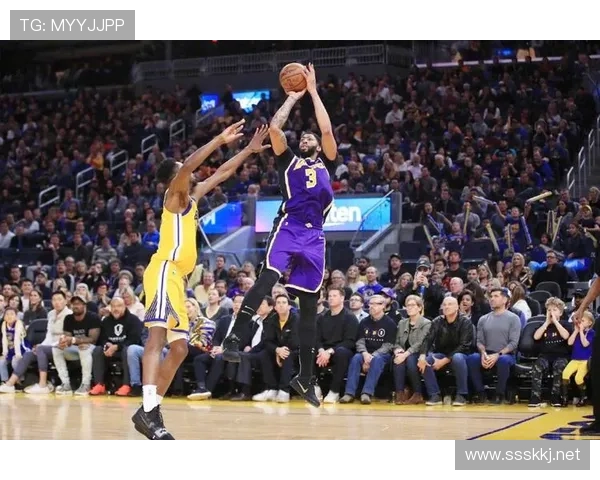 里夫斯利用挡拆创造投篮机会提升得分效率，显著区别于湖人无球得分体系